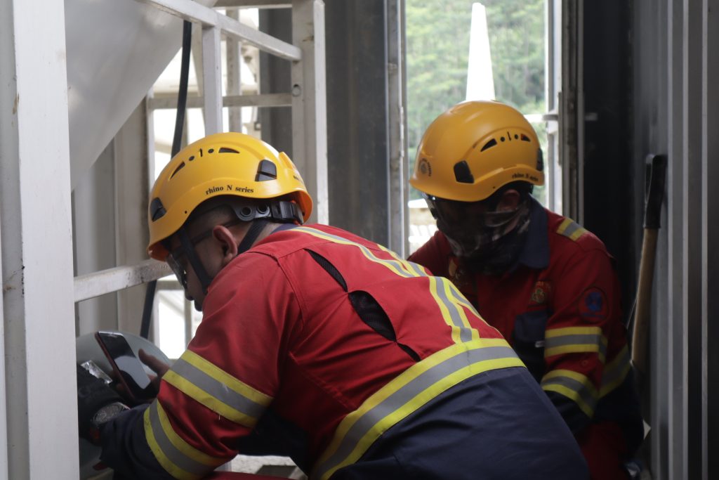 “Cuma Retak Dikit?” Mengapa Helm Safety Retak Tetap Berbahaya di Tempat Kerja